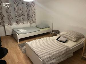 ein Schlafzimmer mit zwei Betten und einem Fenster in der Unterkunft MAD Ferienwohnungen 1 in Dortmund