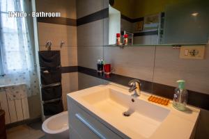 ein Badezimmer mit Waschbecken und Toilette in der Unterkunft Ca' Roscia in Dolcedo + 90 Fotos