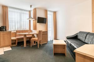 Televízia a/alebo spoločenská miestnosť v ubytovaní Appartements Aurikel Corso