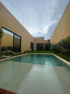 a swimming pool in front of a house at Chalet con 3 habitaciones y alberca privada in Mérida