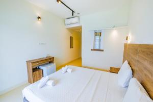 Кровать или кровати в номере La Moda Beach Hotel