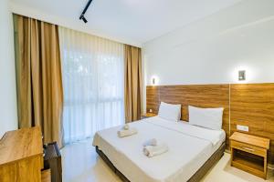 Кровать или кровати в номере La Moda Beach Hotel