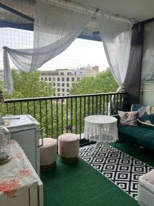 un balcon avec vue sur une ville dans l'établissement Elegante Wohnung in Basel, direkt am Messeplatz, à Bâle