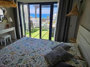 Postel nebo postele na pokoji v ubytování Casa Mykonos 1° linea de mar en Playa Blanca + 37 fotografií