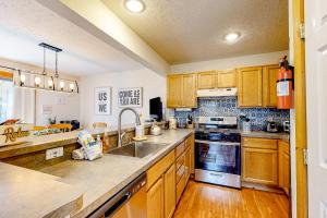 eine Küche mit Holzschränken und einer Spüle in der Unterkunft Northridge 393 in Tannersville