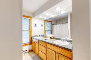 ein Badezimmer mit zwei Waschbecken und einem großen Spiegel in der Unterkunft Northridge 393 in Tannersville + 21 Fotos