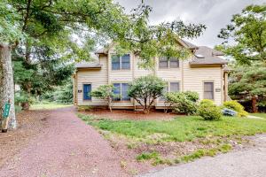 ein Haus mit einer Auffahrt davor in der Unterkunft Northridge 393 in Tannersville