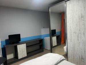 ティラナにあるStudio Aprtment UrbanNestのベッドルーム(ベッド1台、鏡付) +61枚の写真