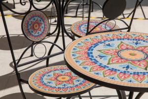 a group of plates sitting on a table at Dimora Nesea in Cozze