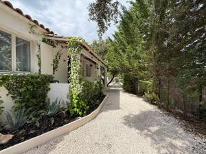 En have udenfor Villa CarpeDiem Cévennes - piscine & terrain tennis