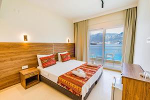 Кровать или кровати в номере La Moda Beach Hotel