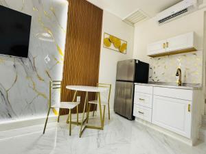 Kuchyň nebo kuchyňský kout v ubytování Stylish Studio in Heart of Miami