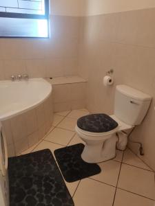 een badkamer met toilet en ligbad bij Leonella Luxury Apartment in Northwold +9 foto's