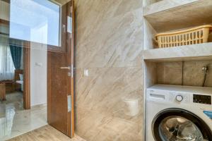 eine Waschküche mit Waschmaschine und Trockner in der Unterkunft Apartments Ljubica in Herceg-Novi + 52 Fotos
