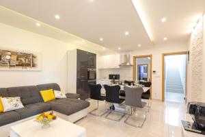 TV a/nebo společenská místnost v ubytování Luxury Apartment Aria