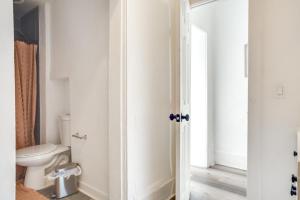 Ένα μπάνιο στο Near UNM and ABQ BioPark East Dtwn Studio +16 φωτογραφίες