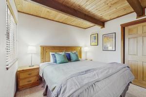 a bedroom with a large bed and a wooden ceiling at Indian Hill Hush in Truckee