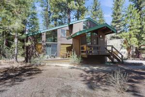 a small house with a porch and a deck at Indian Hill Hush in Truckee