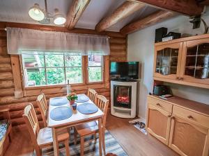 Kuchyň nebo kuchyňský kout v ubytování Holiday Home Rustholli 1 by Interhome