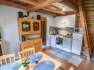 Kuchyň nebo kuchyňský kout v ubytování Holiday Home Rustholli 1 by Interhome