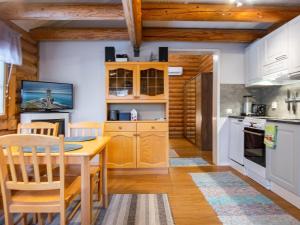 Kuchyň nebo kuchyňský kout v ubytování Holiday Home Rustholli 1 by Interhome