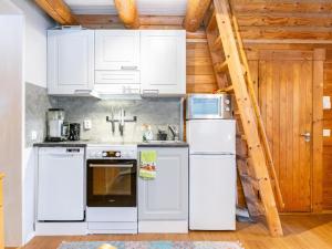 Kuchyň nebo kuchyňský kout v ubytování Holiday Home Rustholli 1 by Interhome