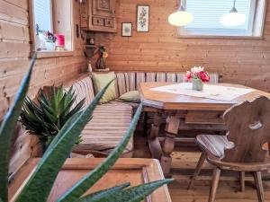 een kamer met een tafel en een bank en een tafel en een plant bij Holiday Home Sonnenplatzl Verditz by Interhome in Verditz +53 foto's