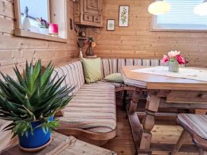 een eetkamer met een tafel en een bank en een tafel en een tafelblad bij Holiday Home Sonnenplatzl Verditz by Interhome in Verditz