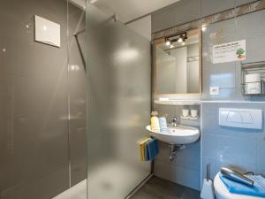 Ένα μπάνιο στο Apartment Daniela-5 by Interhome +5 φωτογραφίες