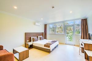 Кровать или кровати в номере La Moda Beach Hotel