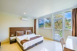 Кровать или кровати в номере La Moda Beach Hotel