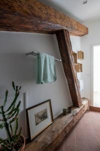 索尔格河畔利勒Triplex in an Hôtel Particulier的浴室的毛巾挂在墙上