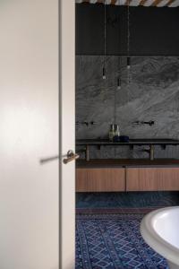 Triplex in an Hôtel Particulier的一间浴室