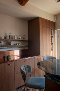 Triplex in an Hôtel Particulier的厨房或小厨房