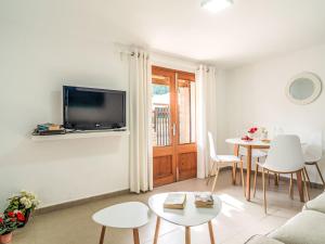 Un televizor și/sau centru de divertisment la Apartment Clara-7 by Interhome