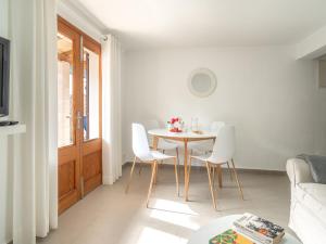 Un televizor și/sau centru de divertisment la Apartment Clara-7 by Interhome