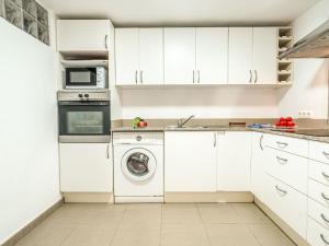 O bucătărie sau chicinetă la Apartment Clara-7 by Interhome +29 fotografii