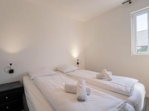 2 Betten in einem weißen Zimmer mit Handtüchern darauf in der Unterkunft Holiday Home New Dahlia 1 by Interhome in Bredene + 9 Fotos