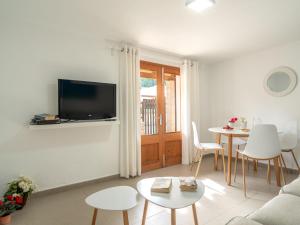 Un televizor și/sau centru de divertisment la Apartment Clara-8 by Interhome +30 fotografii