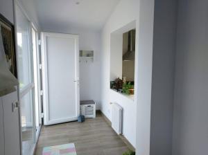 korytarz z drzwiami prowadzącymi do pokoju z białymi ścianami w obiekcie Casa José w mieście Monte