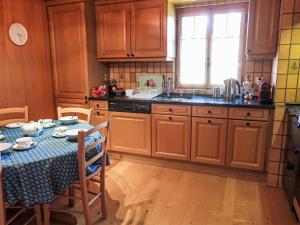 Η κουζίνα ή μικρή κουζίνα στο Apartment Chalet Tiptop by Interhome +28 φωτογραφίες