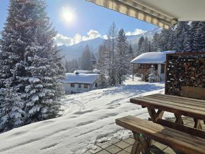 Το Apartment Ferienwohnung Sur Lai by Interhome τον χειμώνα