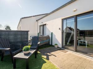 eine Terrasse mit zwei Stühlen und einem Tisch in der Unterkunft Holiday Home Melrose by Interhome in Bredene