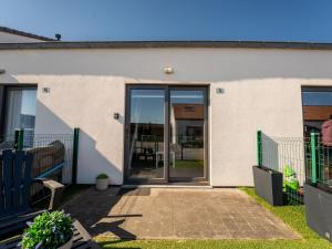 eine Glastür eines Gebäudes mit einer Bank in der Unterkunft Holiday Home Melrose by Interhome in Bredene
