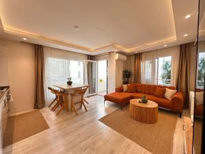 梅尔辛Şehrin kalbinde benzersiz ev的客厅里有一张沙发和一张桌子。