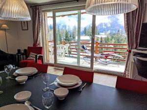 En restaurant eller et spisested på Apartment Les Combins 30 by Interhome