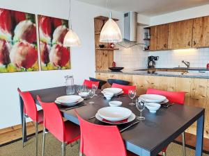 Kjøkken eller kjøkkenkrok på Apartment Les Combins 30 by Interhome