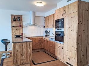 Kjøkken eller kjøkkenkrok på Apartment Les Combins 30 by Interhome