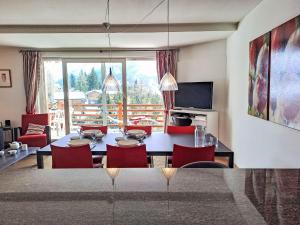 En TV eller et underholdningssystem på Apartment Les Combins 30 by Interhome
