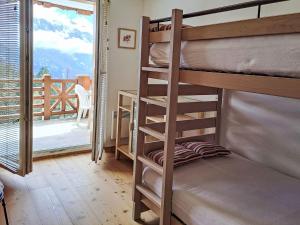 En eller flere senger på et rom på Apartment Les Combins 30 by Interhome